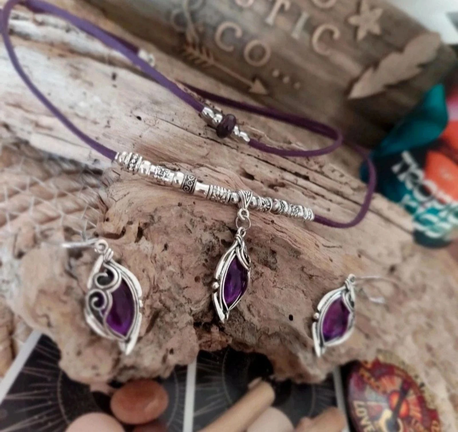 Parure boho místico de dos hilos con cabujón de espiral de resina translúcida violeta – photo 8